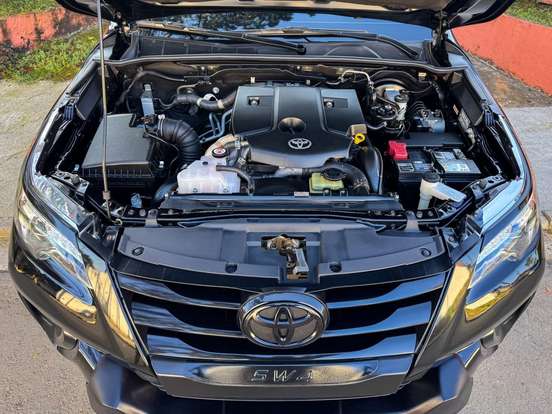 TOYOTA-HILUX SW4-2.8 SRX 4X4 7 LUGARES 16V TURBO INTERCOOLER DIESEL 4P AUTOMÁTICO TOYOTA-HILUX SW4-2017