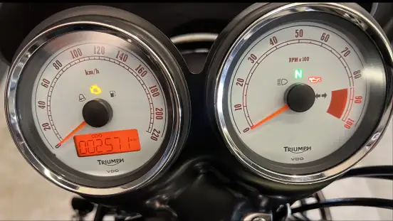 TRIUMPH-THRUXTON-2014