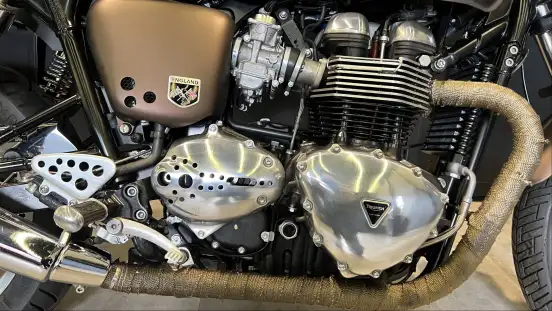 TRIUMPH-THRUXTON-2014