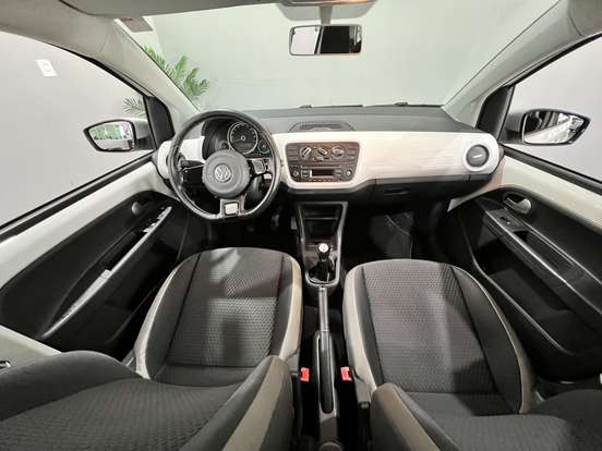 VOLKSWAGEN-CROSS UP-2015