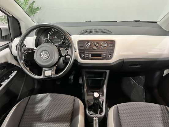 VOLKSWAGEN-CROSS UP-2015