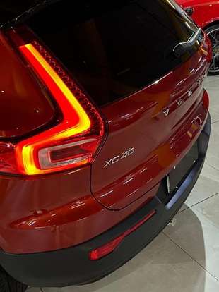 VOLVO-XC40-2021