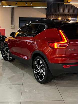 VOLVO-XC40-2021