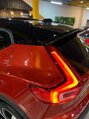 VOLVO-XC40-2021
