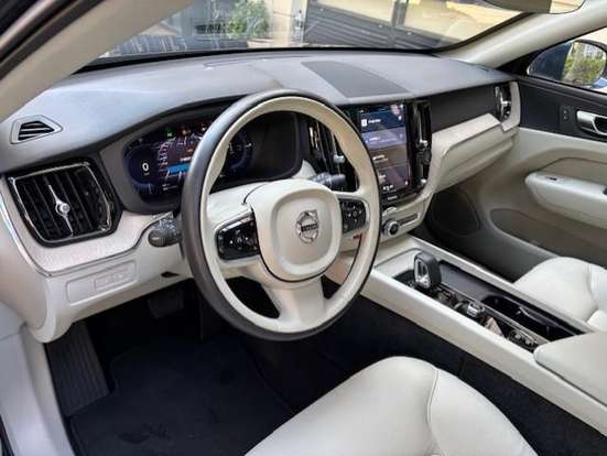 VOLVO-XC60-2023