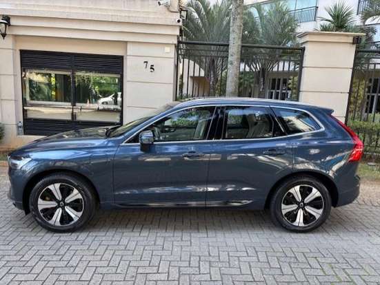VOLVO-XC60-2023