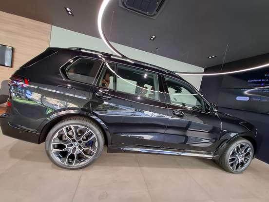 BMW-X7-2025