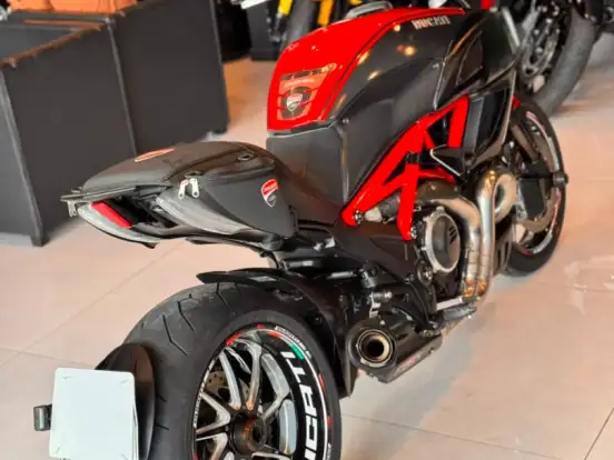 DUCATI-DIAVEL CARBON DUCATI-DIAVEL CARBON-2013