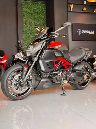 DUCATI-DIAVEL CARBON-2013