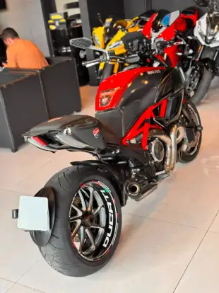 DUCATI-DIAVEL CARBON-2013