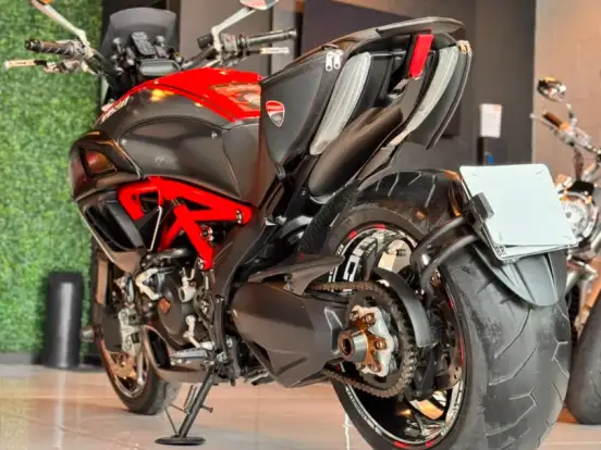 DUCATI-DIAVEL CARBON DUCATI-DIAVEL CARBON-2013