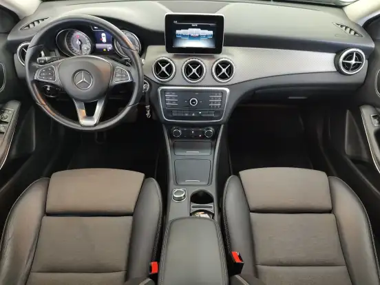 MERCEDES-BENZ-GLA 200-2016