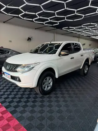 MITSUBISHI L200 TRITON 2.4 16V TURBO DIESEL SPORT HPE CD 4P 4X4 AUTOMÁTICO MITSUBISHI L200 TRITON 2.4 16V TURBO DIESEL SPORT HPE CD 4P 4X4 AUTOMÁTICO