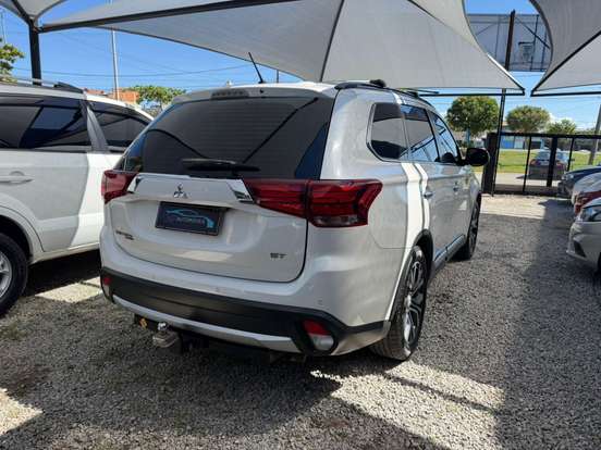 MITSUBISHI-OUTLANDER-2015