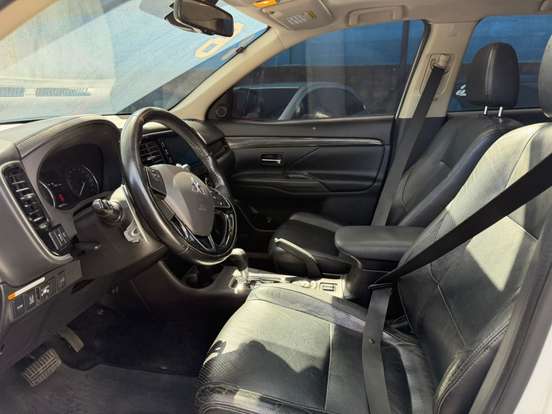 MITSUBISHI-OUTLANDER-2015