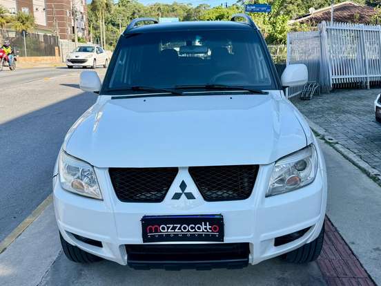 MITSUBISHI-PAJERO-2011