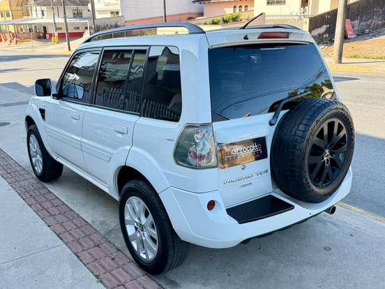 MITSUBISHI-PAJERO-2011