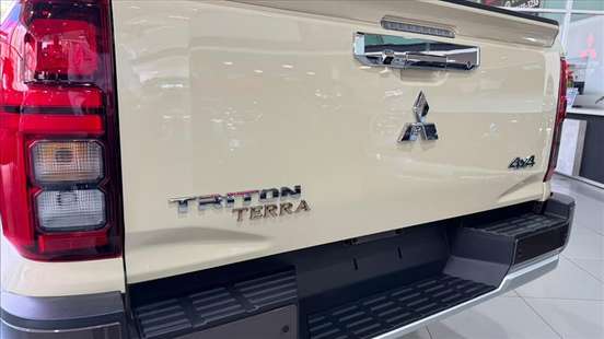 MITSUBISHI-TRITON-2026
