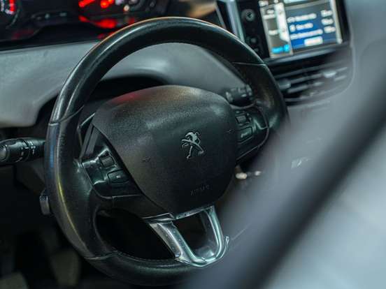 PEUGEOT-208-2016