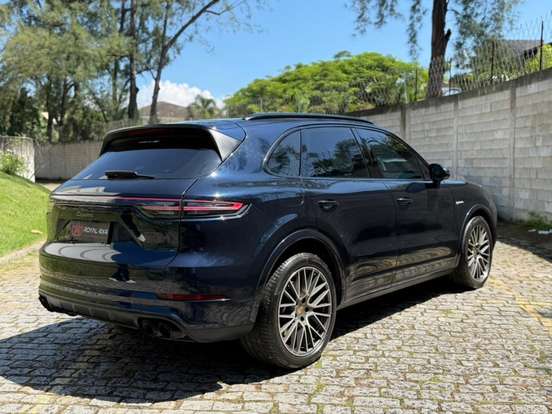 PORSCHE-CAYENNE-2023