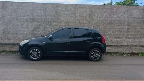 RENAULT-SANDERO-2010