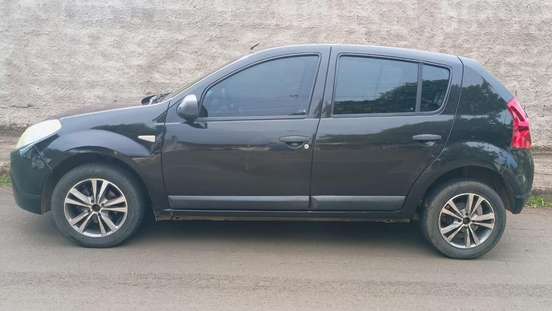 RENAULT-SANDERO-2010