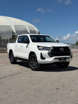 TOYOTA HILUX 2.8 D-4D TURBO DIESEL CD SR 4X4 AUTOMÁTICO TOYOTA HILUX 2.8 D-4D TURBO DIESEL CD SR 4X4 AUTOMÁTICO