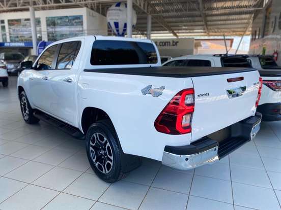 TOYOTA-HILUX-2.8 D-4D TURBO DIESEL CD SRV 4X4 AUTOMÁTICO TOYOTA-HILUX-2025
