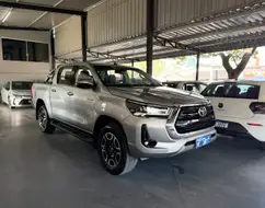 TOYOTA HILUX 2.8 D-4D TURBO DIESEL CD SRX 4X4 AUTOMÁTICO TOYOTA HILUX 2.8 D-4D TURBO DIESEL CD SRX 4X4 AUTOMÁTICO