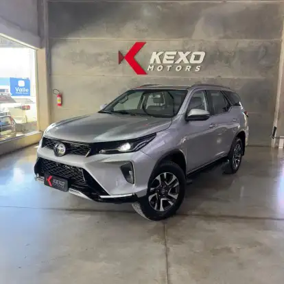 TOYOTA-HILUX SW4-2023