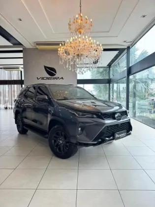 TOYOTA HILUX SW4 2.8 D-4D TURBO DIESEL SRX PLATINUM 7L 4X4 AUTOMÁTICO