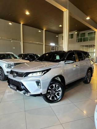 TOYOTA HILUX SW4 2.8 D-4D TURBO DIESEL DIAMOND 7L 4X4 AUTOMÁTICO