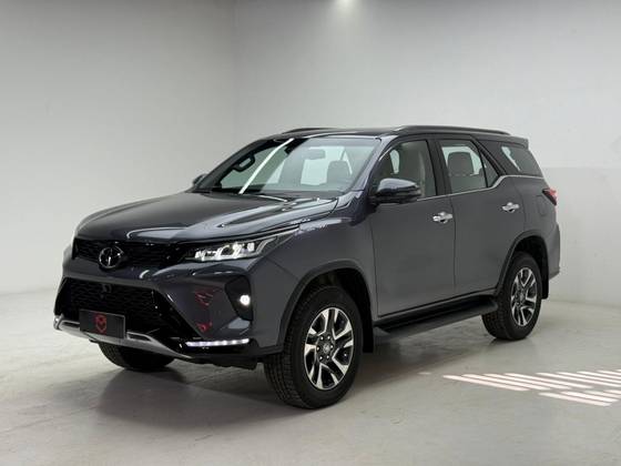TOYOTA HILUX SW4 2.8 D-4D TURBO DIESEL DIAMOND 7L 4X4 AUTOMÁTICO