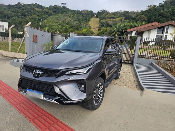 TOYOTA HILUX SW4 2.8 D-4D TURBO DIESEL SRX PLATINUM 4X4 AUTOMÁTICO