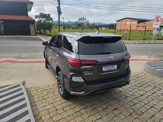 TOYOTA-HILUX SW4-2.8 D-4D TURBO DIESEL SRX PLATINUM 4X4 AUTOMÁTICO TOYOTA-HILUX SW4-2023