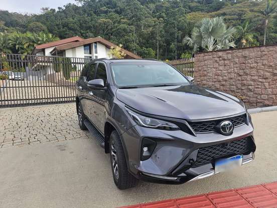 TOYOTA-HILUX SW4-2.8 D-4D TURBO DIESEL SRX PLATINUM 4X4 AUTOMÁTICO TOYOTA-HILUX SW4-2023