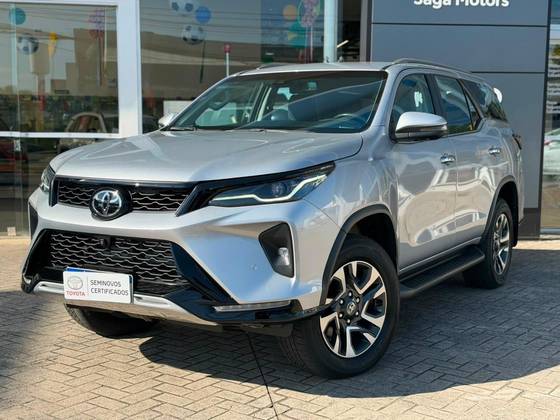 TOYOTA HILUX SW4 2.8 D-4D TURBO DIESEL SRX PLATINUM 7L 4X4 AUTOMÁTICO