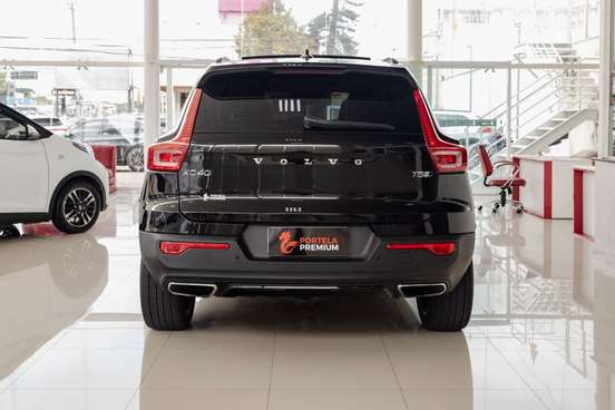 VOLVO-XC40-2018