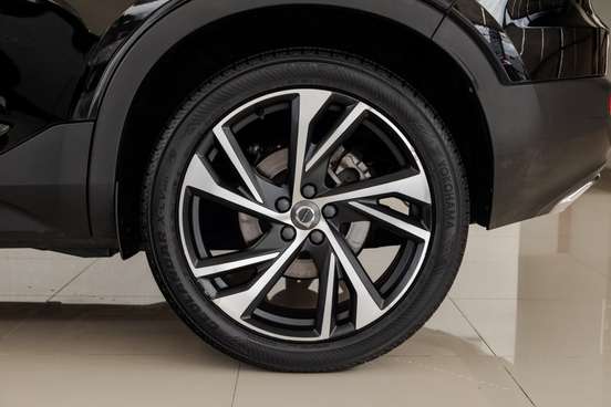 VOLVO-XC40-2018