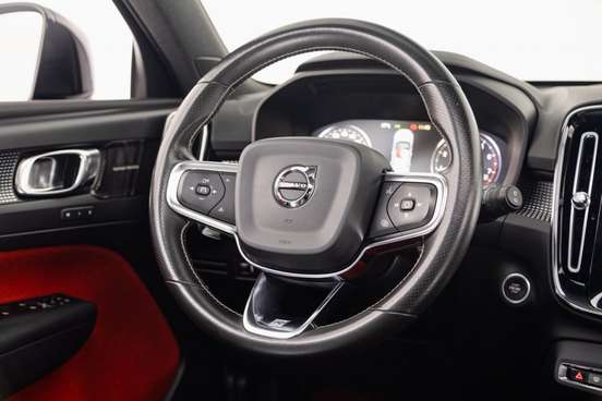 VOLVO-XC40-2018