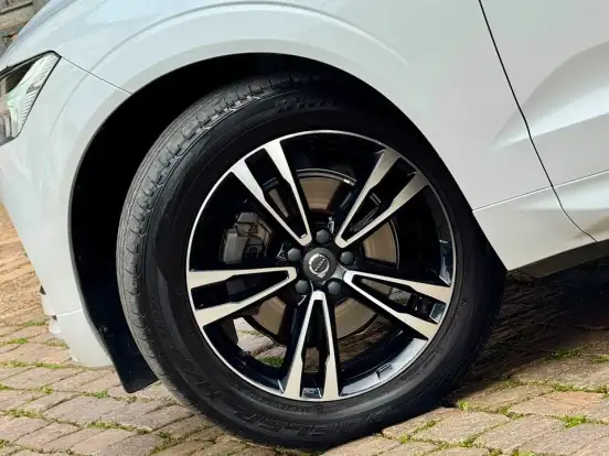 VOLVO-XC60-2.0 T5 GASOLINA MOMENTUM AWD GEARTRONIC VOLVO-XC60-2019