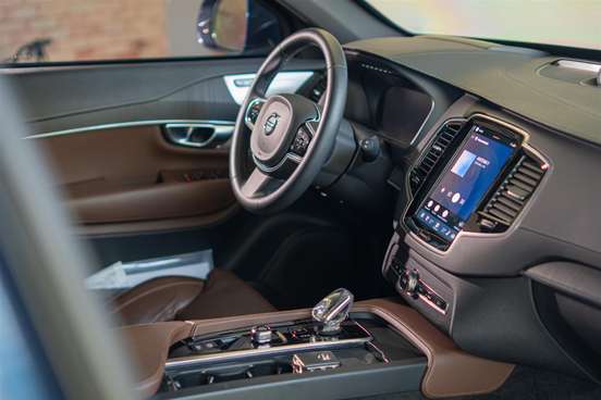 VOLVO-XC90-2023