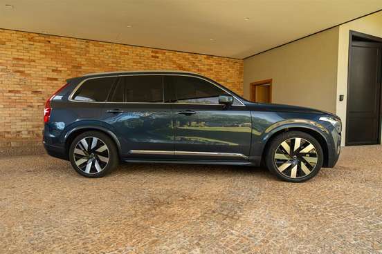 VOLVO-XC90-2023
