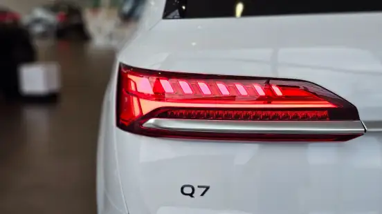 AUDI-Q7-2025