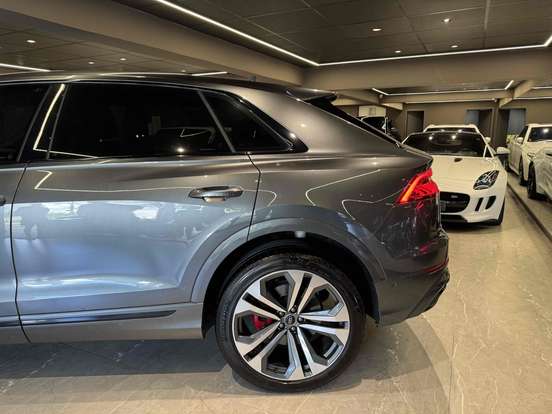 AUDI-Q8-2023