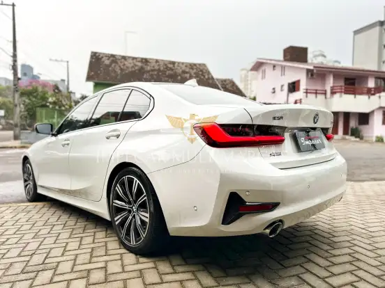 BMW-320i-2021
