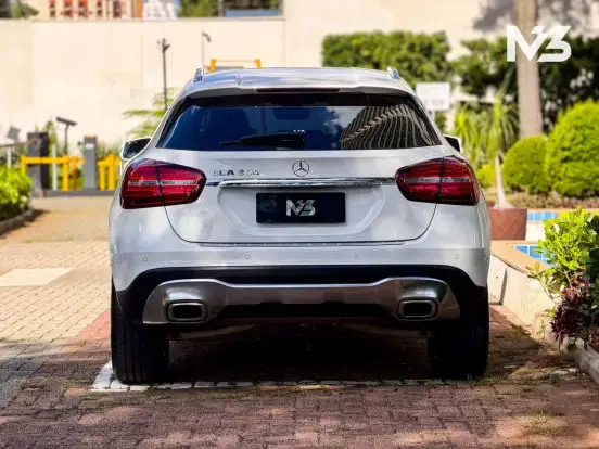 MERCEDES-BENZ-GLA 200-2020