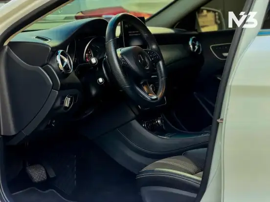 MERCEDES-BENZ-GLA 200-2020
