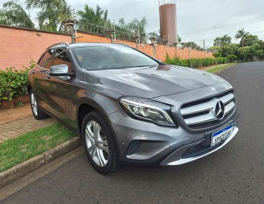 MERCEDES-BENZ-GLA 200-2016
