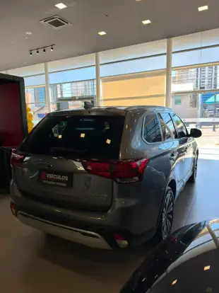 MITSUBISHI-OUTLANDER-2021